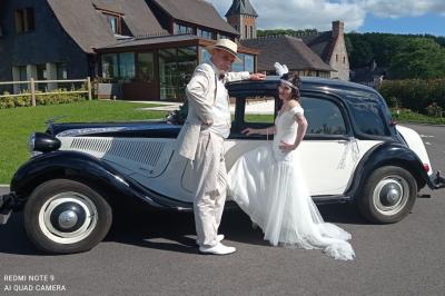 Miniature Location salle Saint-Samson-de-la-Roque (Eure) - Manoir Néo Normand #10 Passerelle en bois surplombant un jardin fleuri avec des arbres et un ciel dégagé en arrière-plan.