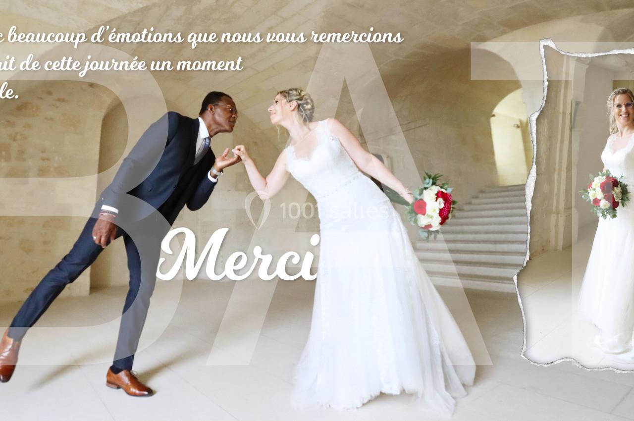 Un couple en tenue de mariage pose joyeusement dans un lieu lumineux avec un message de remerciement en arrière-plan.