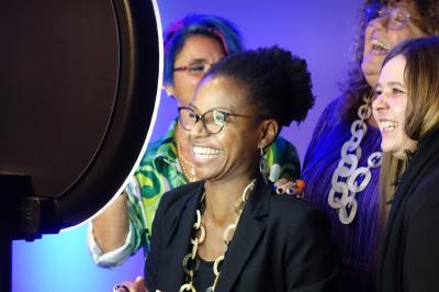 Deux personnes consultent une carte imprimée, l'une pointant un lieu précis tandis que l'autre prend des notes.