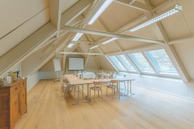 Miniature Location salle Hastière (Namur) - Les Sorbiers #7 Chambre lumineuse avec lit double, plaid coloré, bureau en bois, chaise et vue sur un jardin par une fenêtre ouverte.