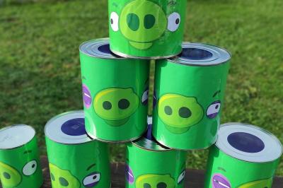 Disque en bois avec des cercles numérotés et des pions en bois disposés sur différentes zones de points.