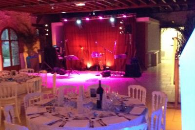 Des serveurs en tenue formelle apportent des plateaux avec des desserts ornés de cierges magiques dans une ambiance festive.