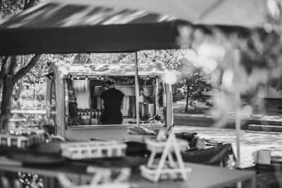 Plateau de fromages variés avec pain, raisins, confiture et couteau sur une planche en bois.