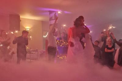 Miniature DJ Cheval-Blanc (Vaucluse) - New's Génération #3 Un couple danse sur une piste extérieure éclairée, entouré de bulles, avec un DJ en arrière-plan.