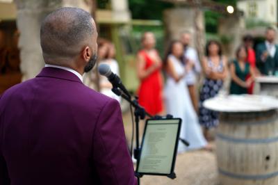 Miniature DJ Cheval-Blanc (Vaucluse) - New's Génération #8 Un couple danse sur une piste extérieure éclairée, entouré de bulles, avec un DJ en arrière-plan.