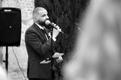 Miniature DJ Cheval-Blanc (Vaucluse) - New's Génération #9 Un couple danse sur une piste extérieure éclairée, entouré de bulles, avec un DJ en arrière-plan.