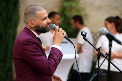 Miniature DJ Cheval-Blanc (Vaucluse) - New's Génération #10 Un couple danse sur une piste extérieure éclairée, entouré de bulles, avec un DJ en arrière-plan.