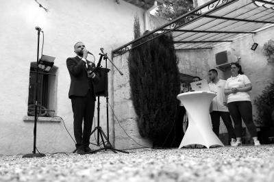 Miniature DJ Cheval-Blanc (Vaucluse) - New's Génération #11 Un couple danse sur une piste extérieure éclairée, entouré de bulles, avec un DJ en arrière-plan.