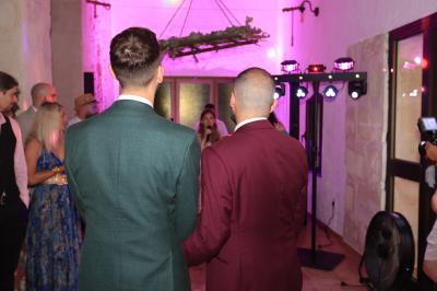 Miniature DJ Cheval-Blanc (Vaucluse) - New's Génération #12 Un couple danse sur une piste extérieure éclairée, entouré de bulles, avec un DJ en arrière-plan.