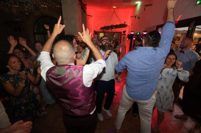 Miniature DJ Cheval-Blanc (Vaucluse) - New's Génération #2 Un couple danse sur une piste extérieure éclairée, entouré de bulles, avec un DJ en arrière-plan.