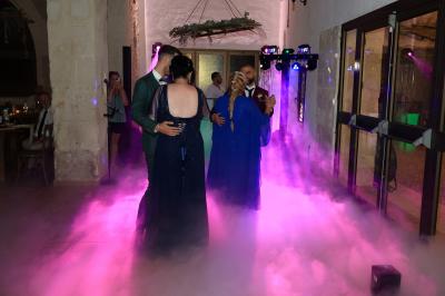 Miniature DJ Cheval-Blanc (Vaucluse) - New's Génération #13 Un couple danse sur une piste extérieure éclairée, entouré de bulles, avec un DJ en arrière-plan.