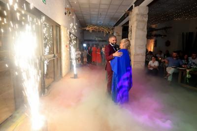 Miniature DJ Cheval-Blanc (Vaucluse) - New's Génération #15 Un couple danse sur une piste extérieure éclairée, entouré de bulles, avec un DJ en arrière-plan.