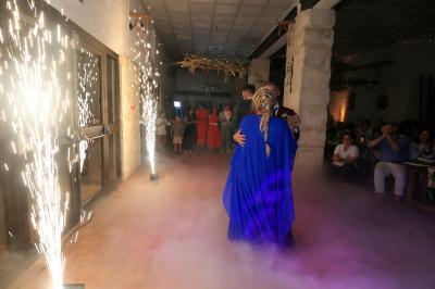 Miniature DJ Cheval-Blanc (Vaucluse) - New's Génération #16 Un couple danse sur une piste extérieure éclairée, entouré de bulles, avec un DJ en arrière-plan.