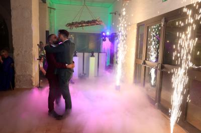 Miniature DJ Cheval-Blanc (Vaucluse) - New's Génération #17 Un couple danse sur une piste extérieure éclairée, entouré de bulles, avec un DJ en arrière-plan.