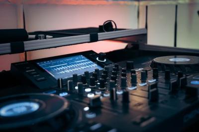 Miniature DJ Cheval-Blanc (Vaucluse) - New's Génération #18 Un couple danse sur une piste extérieure éclairée, entouré de bulles, avec un DJ en arrière-plan.