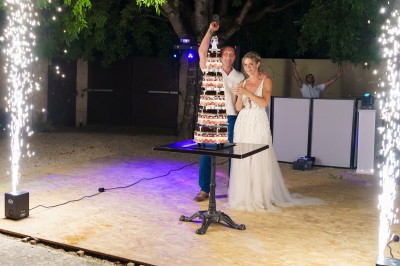 Miniature DJ Cheval-Blanc (Vaucluse) - New's Génération #20 Un couple danse sur une piste extérieure éclairée, entouré de bulles, avec un DJ en arrière-plan.