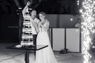 Miniature DJ Cheval-Blanc (Vaucluse) - New's Génération #21 Un couple danse sur une piste extérieure éclairée, entouré de bulles, avec un DJ en arrière-plan.