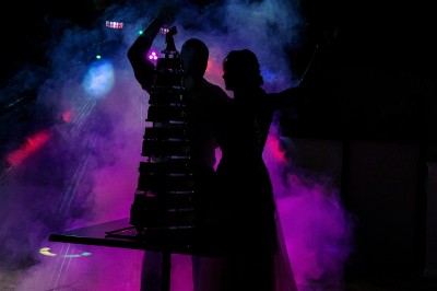 Miniature DJ Cheval-Blanc (Vaucluse) - New's Génération #22 Un couple danse sur une piste extérieure éclairée, entouré de bulles, avec un DJ en arrière-plan.