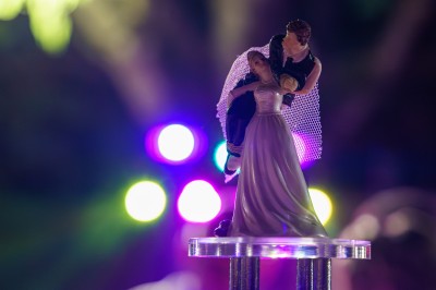 Miniature DJ Cheval-Blanc (Vaucluse) - New's Génération #24 Un couple danse sur une piste extérieure éclairée, entouré de bulles, avec un DJ en arrière-plan.