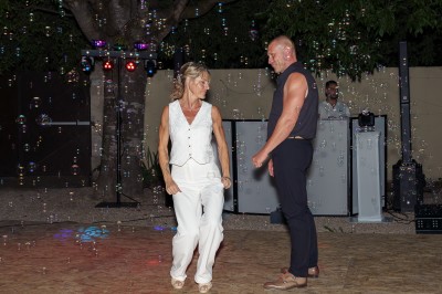 Miniature DJ Cheval-Blanc (Vaucluse) - New's Génération #25 Un couple danse sur une piste extérieure éclairée, entouré de bulles, avec un DJ en arrière-plan.