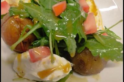 Miniature Traiteur Arronville (Val-d'Oise) - L'hedoniste Traiteur #17 Salade composée de roquette, tomates, pommes de terre rôties, mozzarella et vinaigrette.