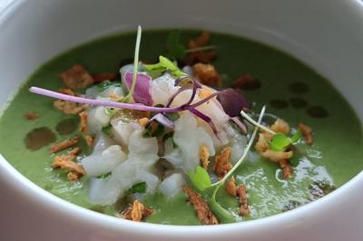 Salade composée de roquette, tomates, pommes de terre rôties, mozzarella et vinaigrette.