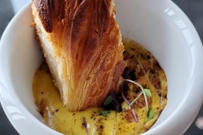 Salade composée de roquette, tomates, pommes de terre rôties, mozzarella et vinaigrette.