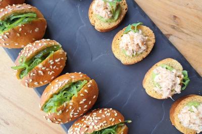 Salade composée de roquette, tomates, pommes de terre rôties, mozzarella et vinaigrette.