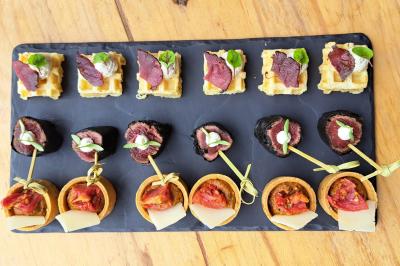 Salade composée de roquette, tomates, pommes de terre rôties, mozzarella et vinaigrette.