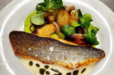 Salade composée de roquette, tomates, pommes de terre rôties, mozzarella et vinaigrette.