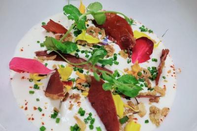 Salade composée de roquette, tomates, pommes de terre rôties, mozzarella et vinaigrette.