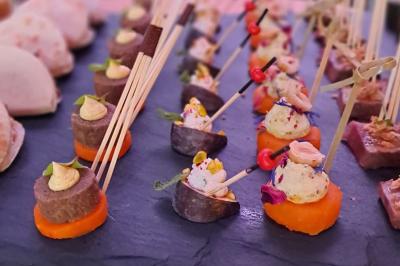 Salade composée de roquette, tomates, pommes de terre rôties, mozzarella et vinaigrette.