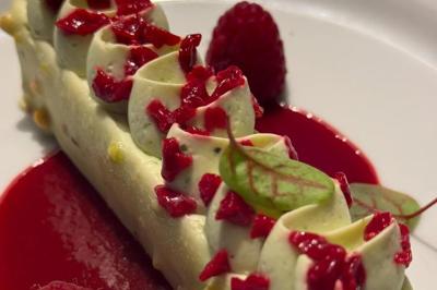 Salade composée de roquette, tomates, pommes de terre rôties, mozzarella et vinaigrette.
