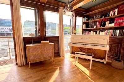 Panneau en bois indiquant les directions vers un jardin d'hiver et un boulodrome, entouré de verdure.