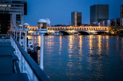 Panneau en bois indiquant les directions vers un jardin d'hiver et un boulodrome, entouré de verdure.