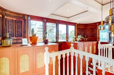 Panneau en bois indiquant les directions vers un jardin d'hiver et un boulodrome, entouré de verdure.