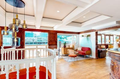 Panneau en bois indiquant les directions vers un jardin d'hiver et un boulodrome, entouré de verdure.