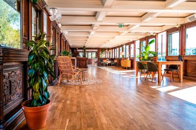 Panneau en bois indiquant les directions vers un jardin d'hiver et un boulodrome, entouré de verdure.