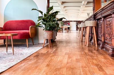 Panneau en bois indiquant les directions vers un jardin d'hiver et un boulodrome, entouré de verdure.