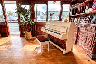 Panneau en bois indiquant les directions vers un jardin d'hiver et un boulodrome, entouré de verdure.