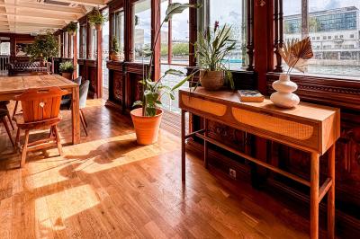 Panneau en bois indiquant les directions vers un jardin d'hiver et un boulodrome, entouré de verdure.