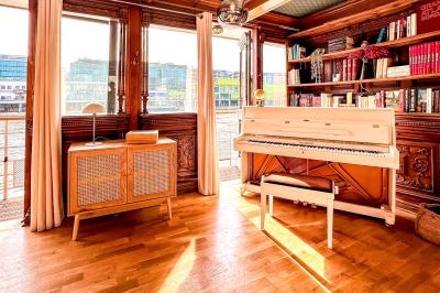 Panneau en bois indiquant les directions vers un jardin d'hiver et un boulodrome, entouré de verdure.