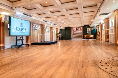 Panneau en bois indiquant les directions vers un jardin d'hiver et un boulodrome, entouré de verdure.