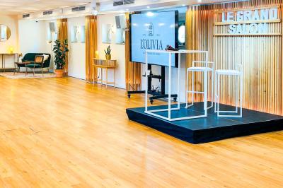 Panneau en bois indiquant les directions vers un jardin d'hiver et un boulodrome, entouré de verdure.