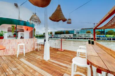 Panneau en bois indiquant les directions vers un jardin d'hiver et un boulodrome, entouré de verdure.