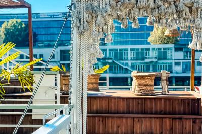 Panneau en bois indiquant les directions vers un jardin d'hiver et un boulodrome, entouré de verdure.