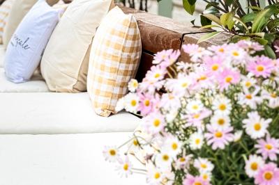 Panneau en bois indiquant les directions vers un jardin d'hiver et un boulodrome, entouré de verdure.