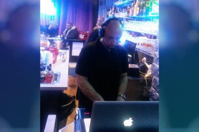 Miniature DJ Eaubonne (Val-d'Oise) - Dj Kanakif #3 Équipement de DJ comprenant une table de mixage, des platines, un contrôleur et divers câbles sur une table.