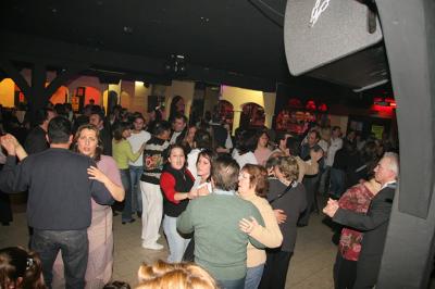 Miniature DJ Eaubonne (Val-d'Oise) - Dj Kanakif #4 Équipement de DJ comprenant une table de mixage, des platines, un contrôleur et divers câbles sur une table.