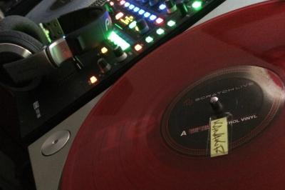 Miniature DJ Eaubonne (Val-d'Oise) - Dj Kanakif #6 Équipement de DJ comprenant une table de mixage, des platines, un contrôleur et divers câbles sur une table.